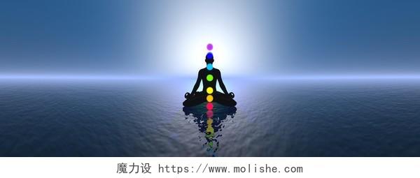 冥想与七个丰富多彩的脉轮在海洋蓝色日落 360 度影响一个人的轮廓